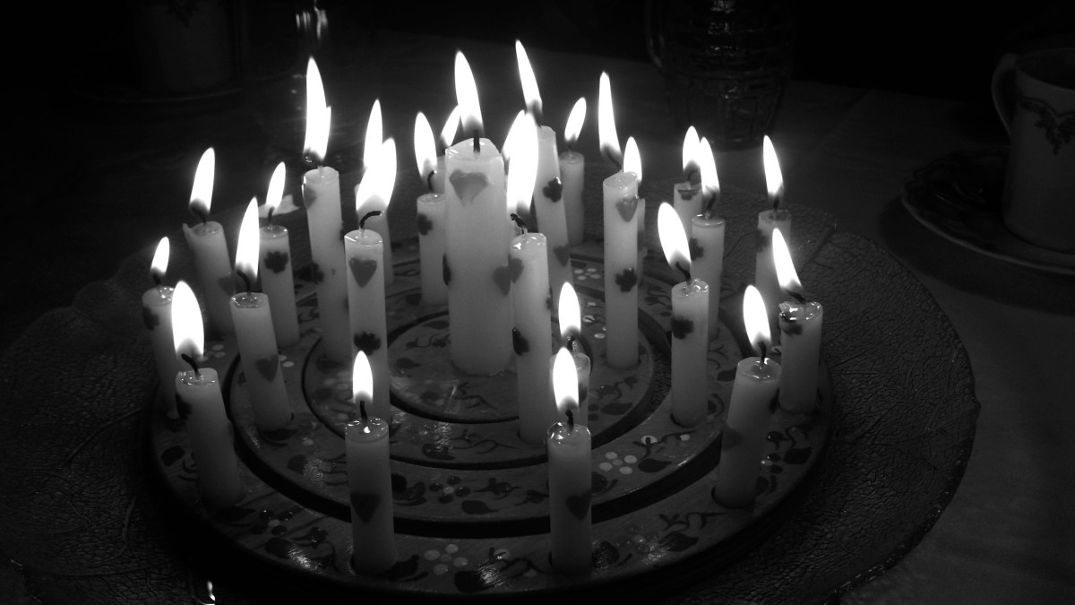 Gespräch zwischen Zündholz und&nbsp;Kerze